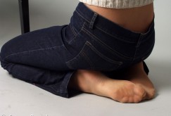 Sonja K. in hautfarbenen Strumpfhosen und Jeans